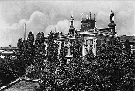 Obchodní akademie a roh parku na Panav v roce 1946.