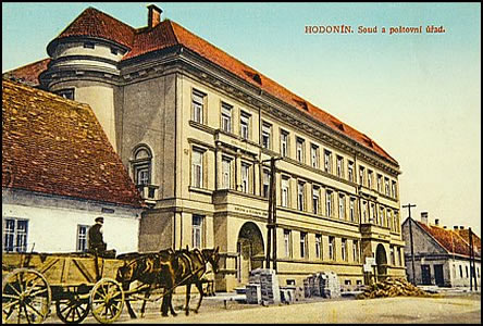 Povoz projídí ped budovou pošty a soudu asi okolo roku 1930.
