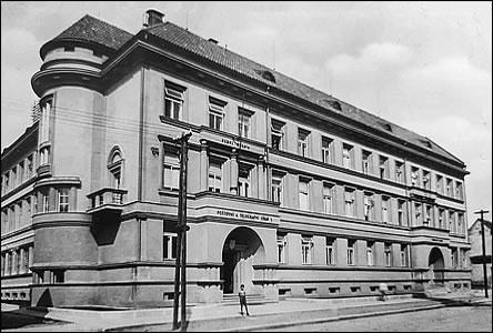 Jedna z mnoha fotografií budovy pošty a soudu.