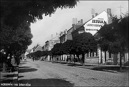 Nár. t. nad kiovatkou se od 9.9.1919 do 13.11.1934 jmenovala Na drahách.