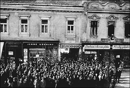 Shromádní pracujících ped Dlnickým domem (dnes Evropa) v r. 1922.