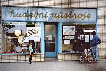 Národní tída a prodejna hudebních nástroj v roce 1990.