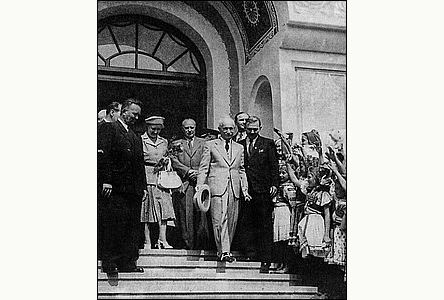 Prezident Beneš v doprovodu starosty Koiše vychází v roce 1947 z GVU.
