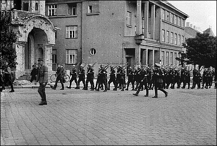 Vojsko pochodující ped GVU po skonení válených útrap v roce 1945.