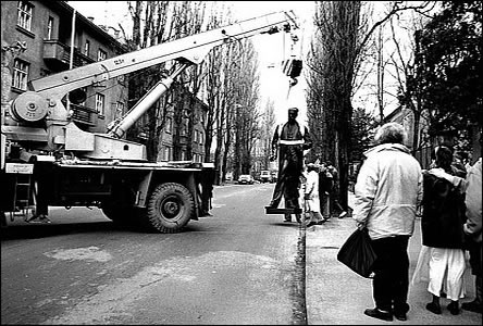 Převoz sochy T.G.Masaryka z Domu umělců k podstavci v roce 1990.