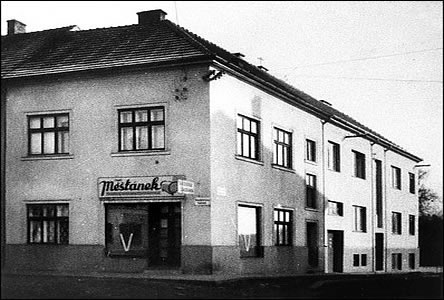 Roh ulic Wilsonova a Svatopluka echa v období konce války.