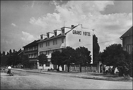 Hotel Grand a Wilsonova ulice okolo roku 1960.