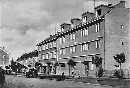 Ped hotelem Grand asi po roce 1940.