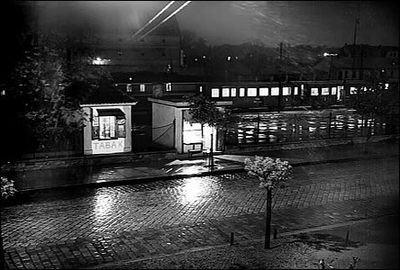Ulice Wilsonova a ást nádraního kolejišt v noci roku 1936.