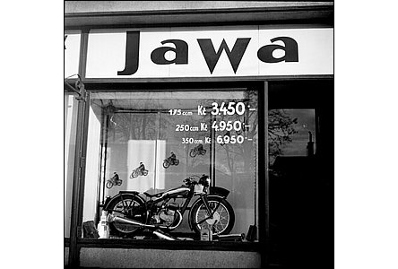 Výloha obchodu pana Skotáka s motocykly i s cenami v r.1936, ul. Wilsonova.