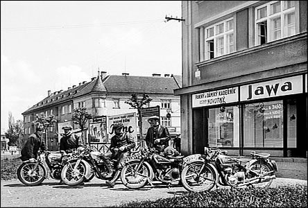Wilsonova ul. a motorkái v kombinézách ped obch. pana Skotáka v r.1936.
