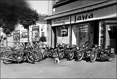 Rok 1936 a prodejna motocykl Jawa pana Skotáka ped nádraím.
