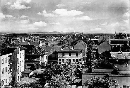 Pohled z Grandu k ulici Vrchlického, nov postavený ZS, okolo r. 1960.
