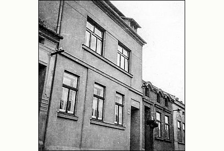 Pvodní domy levé strany ulice Havlíkovy nad Mírovým námstím.