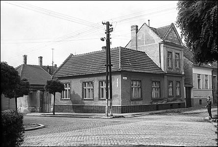 Roh ulic Havlíkova a Bartošova na Mírovém námstí okolo roku 1960.