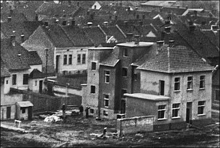Výstavba dom na rohu ulice Havlíkova a Mírové námstí.