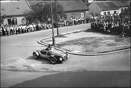V ulicích se díve jezdívaly také závody automobil, snímek je z roku 1952.