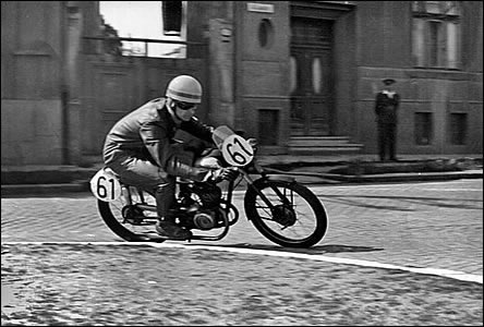 Mšanská ulice "U kovárny" pi závodech motocykl po roce 1950.