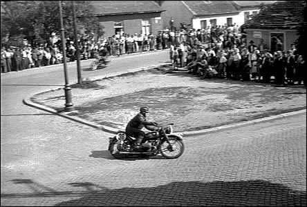 Závod motocykl v roce 1952 u "Kovárny", dnes kruhový objezd "U hajníka".