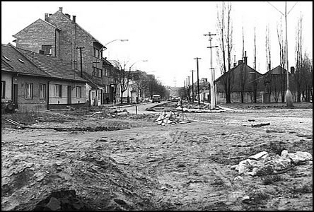 Rozkopaná ulice Mšanská smrem k námstí v roce 1974.