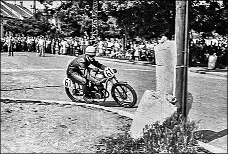 Závodník na motocyklu v padesátých letech u ulic Štefánikovy a Mšanské.