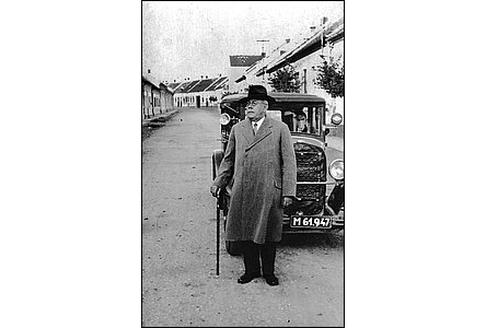 Hrdý majitel zejm zánovního vozu na ulici Horní Plesová v roce 1932.