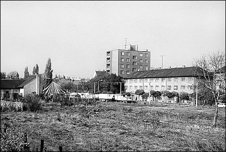 U ulice Horní Valy stával kdysi dokonce i cirkus, viz levá ást fotografie.