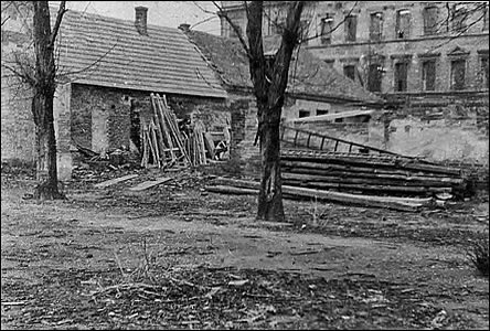 Pohled ze dvora domu u Horní Plesové smrem k vyhoené reálce v r. 1946.