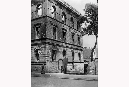 Zadní strana a vstup do dvora vypálené reálky v lét roku 1945.