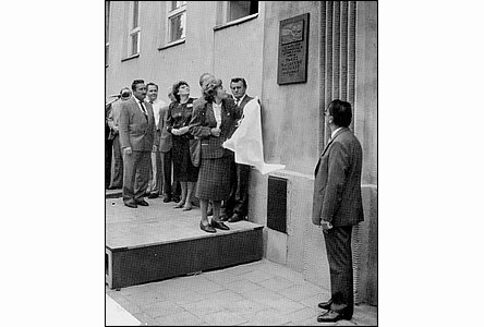 Odhalení desky T. G. Masaryka na škole v ulici Dobrovolského v roce 1992.