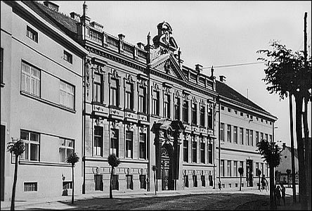 Ulice Dobrovolského a Masarykova škola v roce 1935.