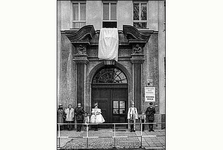 Odhalení busty T.G.M. na škole v ulici Dobrovolského v r. 1991.