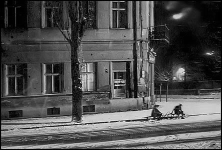 V roce 1966 byl na rohu ulic Komenského a Dobrovolského nucený výsek.
