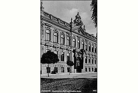 Masarykova díví škola na pohlednici z roku 1940.