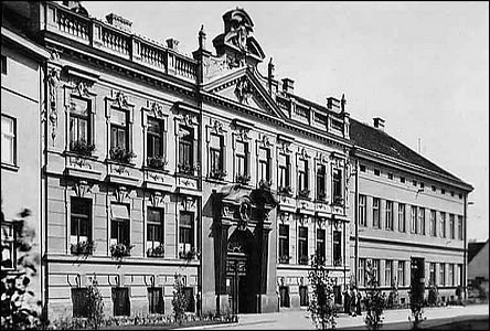 Masarykova škola na ulici Dobrovolského okolo roku 1940.
