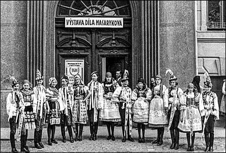 Krojovaná skupina u Masarykovy školy pi výstav v roce 1937.