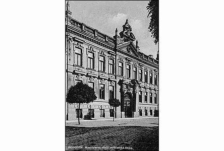 Masarykova díví mšanská škola na pohlednici z doby ped rokem 1940.