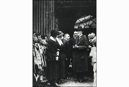 Prezident T.G.M. ped školou na ulici Dobrovolského v roce 1924.