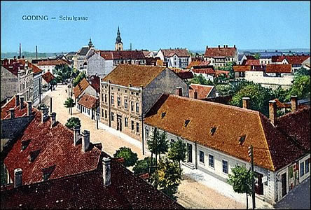 Roh Dolních Val a Školní ulice, foceno z Reálky asi v roce 1914.