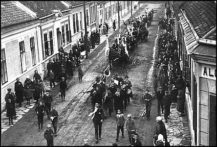 Rok 1920, svatební prvod Píkazských kráí ulicí Husovou.