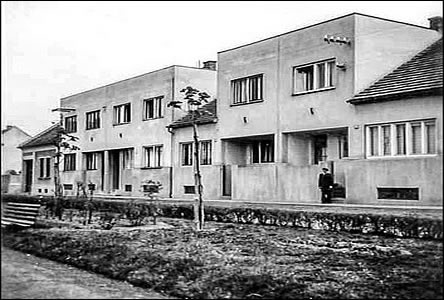 Domy na Mírovém námstí okolo r. 1950 postavené firmou p. Sedláe.