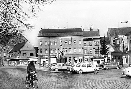 Masarykovo nám. asi r.1970, s prodejnou TESLA a vinárnou U sudu.