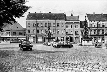 Masarykovo námstí asi r. 1970, foto tém shodné se snímkem níe.