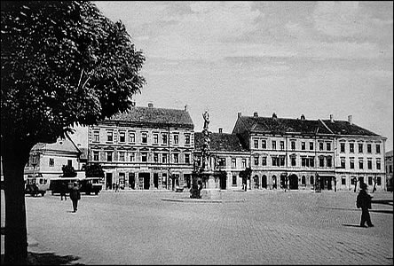 Masarykovo námstí asi v roce 1927, v levém rohu stojí nkolik autobus.