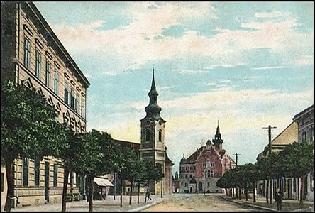 Pohled ke kostelu a radnici zejm brzy po roce 1904.