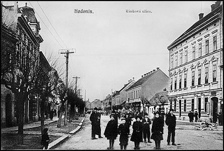 R(i)ynková ul. ped r.1909, ped postavením Adlerovy kavárny vpravo(Slavia).