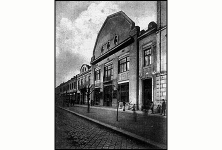Kavárna Slavia asi v roce 1909. Zdá se, e chybí zastešený prostor za štítem.