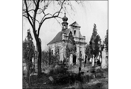 Kaple Sv. Kíe (Kaplika u ZS) v období rušení starého hbitova.