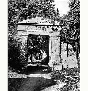 Brána na bývalý hbitov.