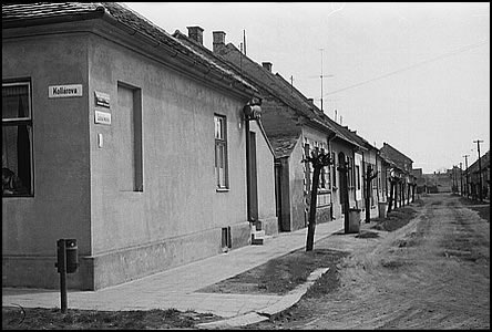 Ulice Šafaíkova, vzadu vlevo byla restaurace U Ším - "Na palouku".